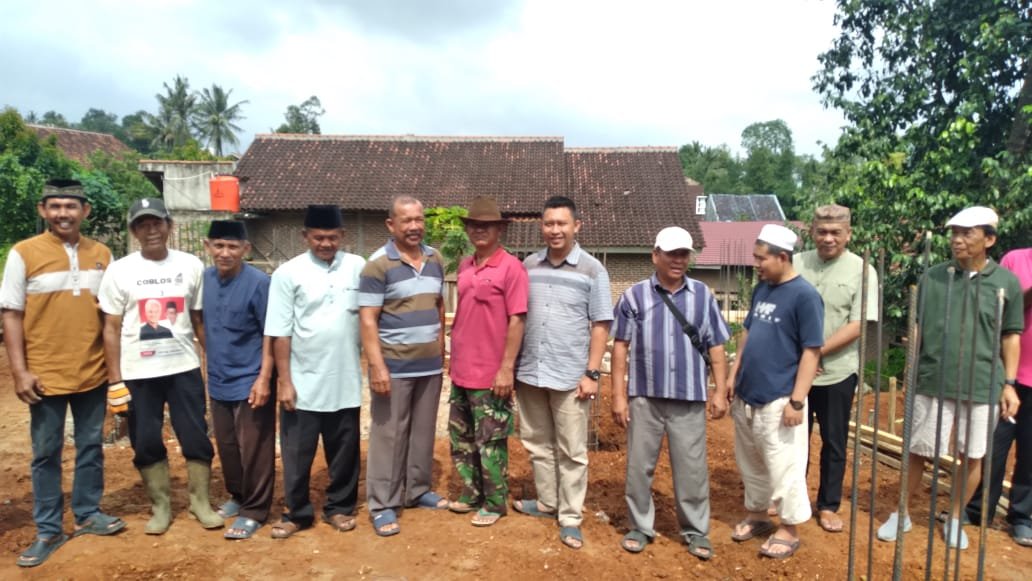 Peletakan Batu Pertama Masjid Al-Ikhlas di RT 03 LK 02 jl. Purnawirawan 1 gg inpres 2 Kelurahan Langkapura