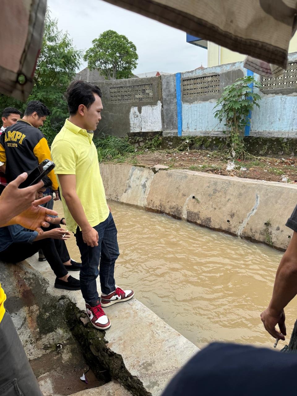 Anggota DPRD Kota Bandar Lampung, Indra Feriza, S.Ak., Turun Langsung ke Lokasi Korban Banjir di Pasir Gintung