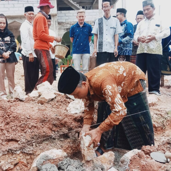Peletakan Batu Pertama Asrama Ponpes Arroudhotul Wahida : Amelia Nanda Sari Serukan Pendidikan