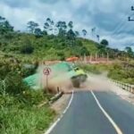 Truk Fuso Nyaris Terjun ke Jurang di Lampung Barat, As Belakang Patah Saat Menanjak