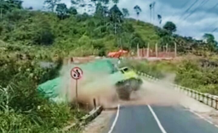 Truk Fuso Nyaris Terjun ke Jurang di Lampung Barat, As Belakang Patah Saat Menanjak