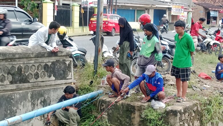 Banjir Membawa Berkah, Warga Labuhan Dalam Ramai-Ramai Memancing di Jembatan Kali Sinar Semendo