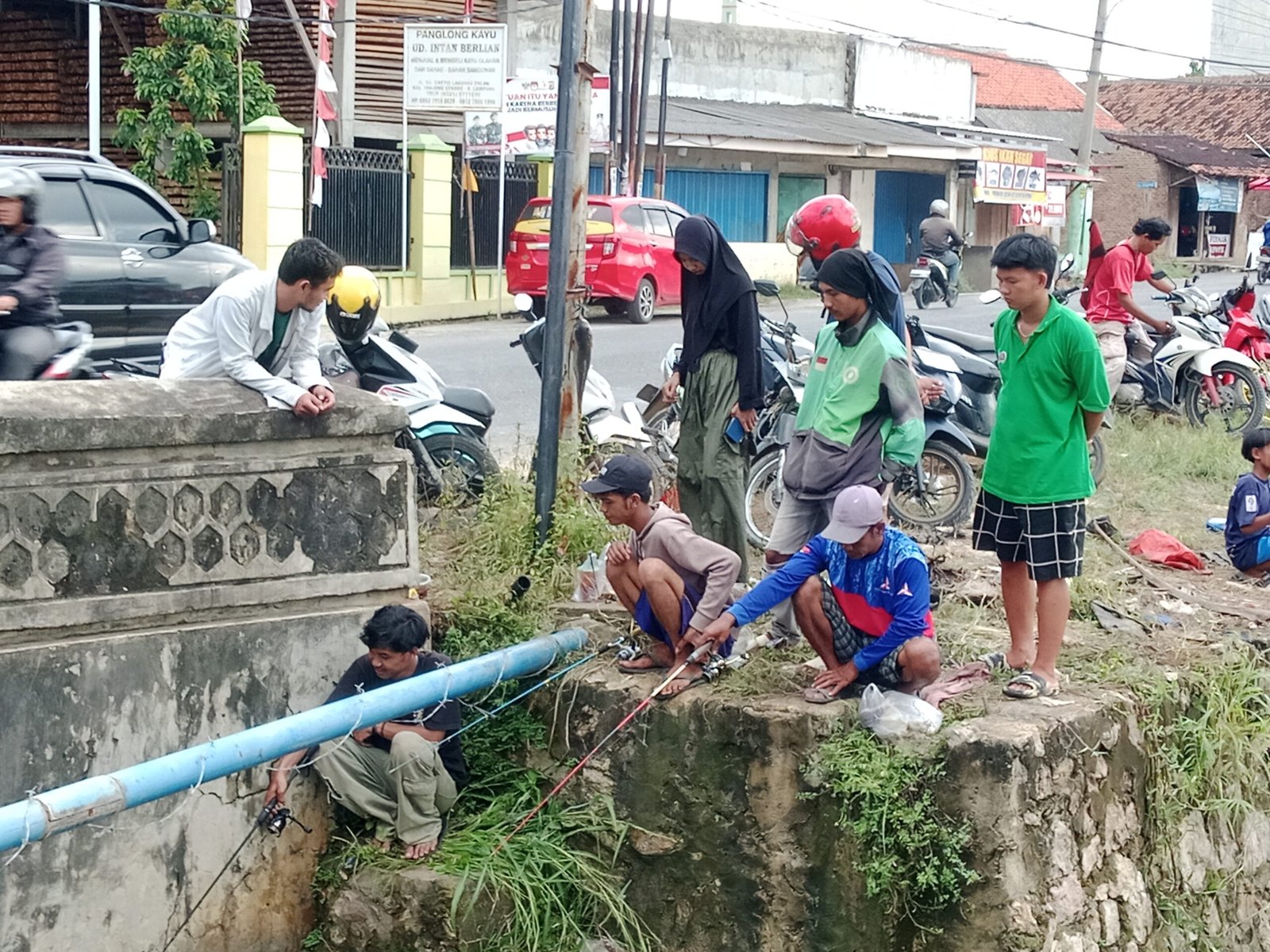 Banjir Membawa Berkah, Warga Labuhan Dalam Ramai-Ramai Memancing di Jembatan Kali Sinar Semendo