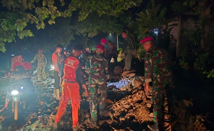 Gerak Cepat Marinir, Atasi Longsor di Lempasing