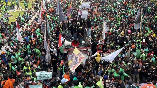 Tuntutan Ojol Diterima Istana, Massa Demo Bubarkan Diri dengan Harapan Besar