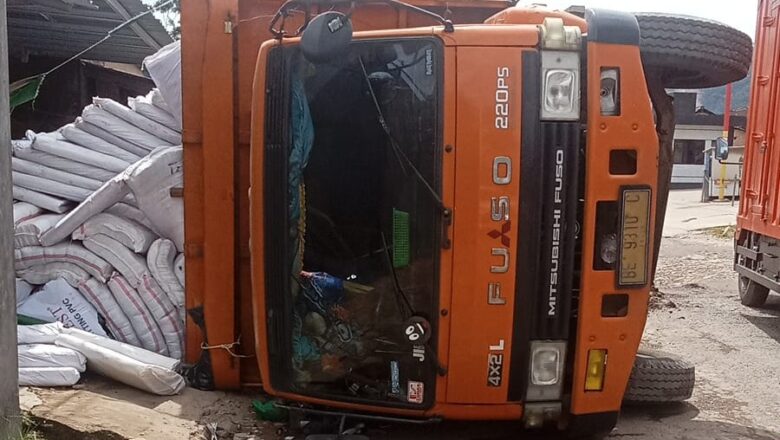 Truk Bermuatan Plastik dan Tali Rafia Terguling di Bandar Lampung, Lalu Lintas Sempat Tersendat