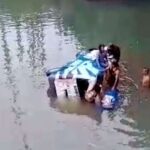 Ambulans Pembawa Jenazah Terjun ke Sungai di Jembatan Yehembang
