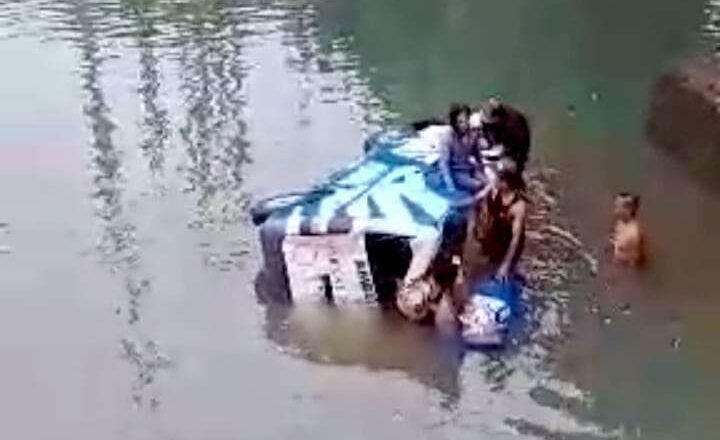 Ambulans Pembawa Jenazah Terjun ke Sungai di Jembatan Yehembang