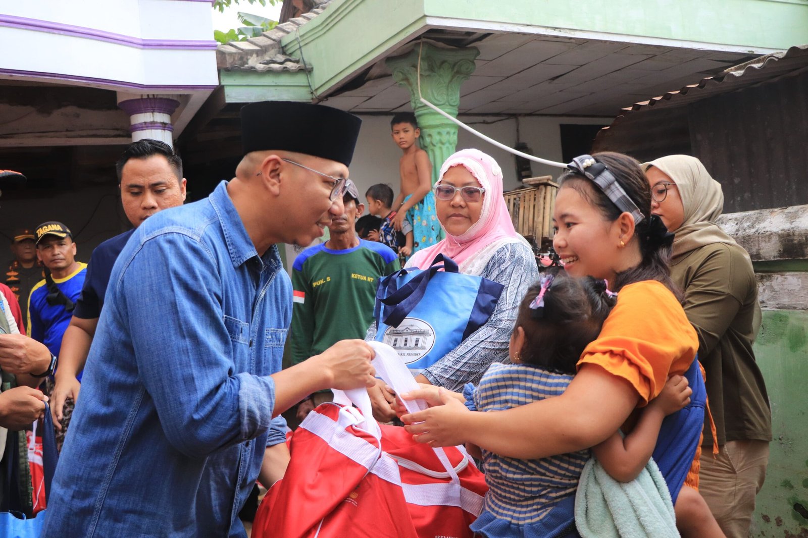 Gubernur Lampung Kunjungi dan Berikan Bantuan kepada Warga Terdampak Banjir