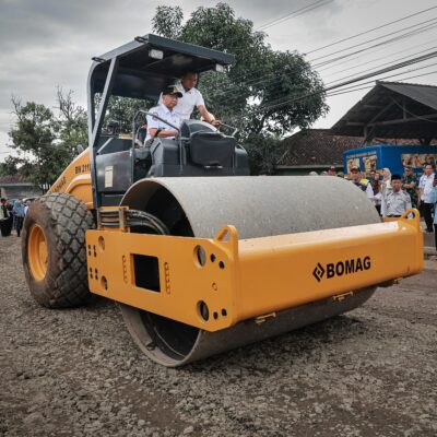 Wujud Nyata Komitmen Pemerintah Bangun Infrastruktur, Gubernur Rahmat Mirzani Awali Perbaikan Jalan di Kabupaten Pringsewu