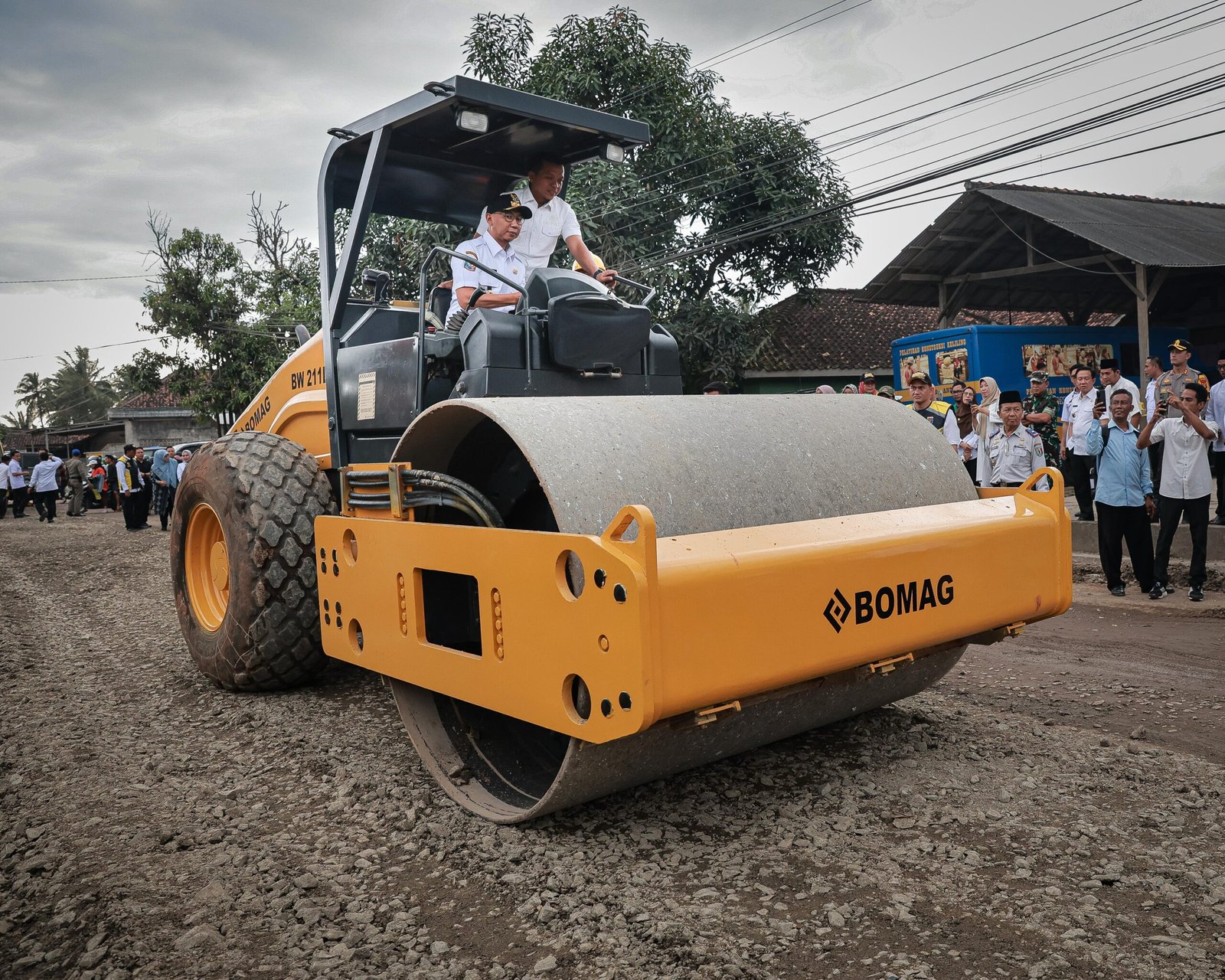 Wujud Nyata Komitmen Pemerintah Bangun Infrastruktur, Gubernur Rahmat Mirzani Awali Perbaikan Jalan di Kabupaten Pringsewu