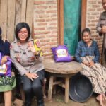 Polres Pesawaran Wujudkan Polri Presisi: Kapolres Bagikan Sembako Door to Door di Bulan Ramadhan