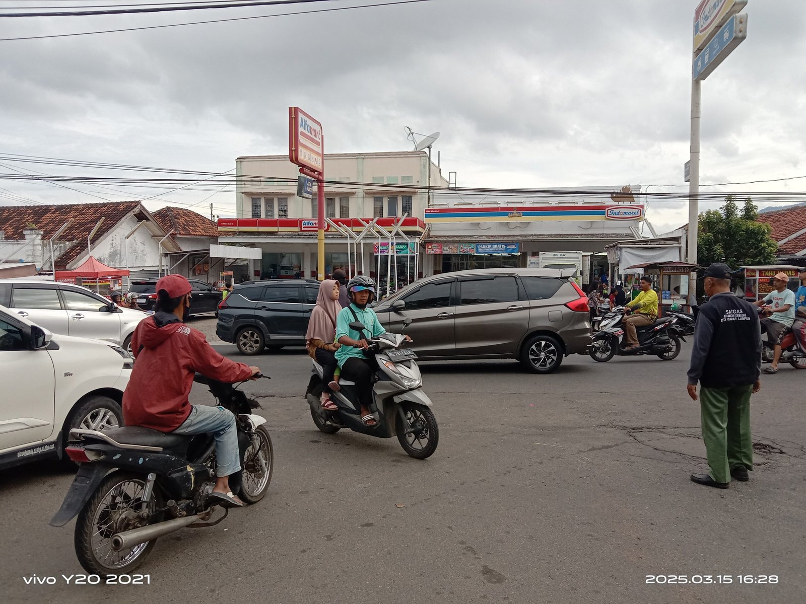 Kegiatan Linmas di Kelurahan Kemiling Raya: Pengamanan Ramadhan untuk Kelancaran Lalu Lintas