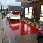 Driver Ojek Online Terpeleset di Area Drive-Thru McDonald’s ZA Pagar Alam pada Pukul 17.40 WIB, Juru Parkir: “Sudah Lebih dari 20 Driver Jatuh”