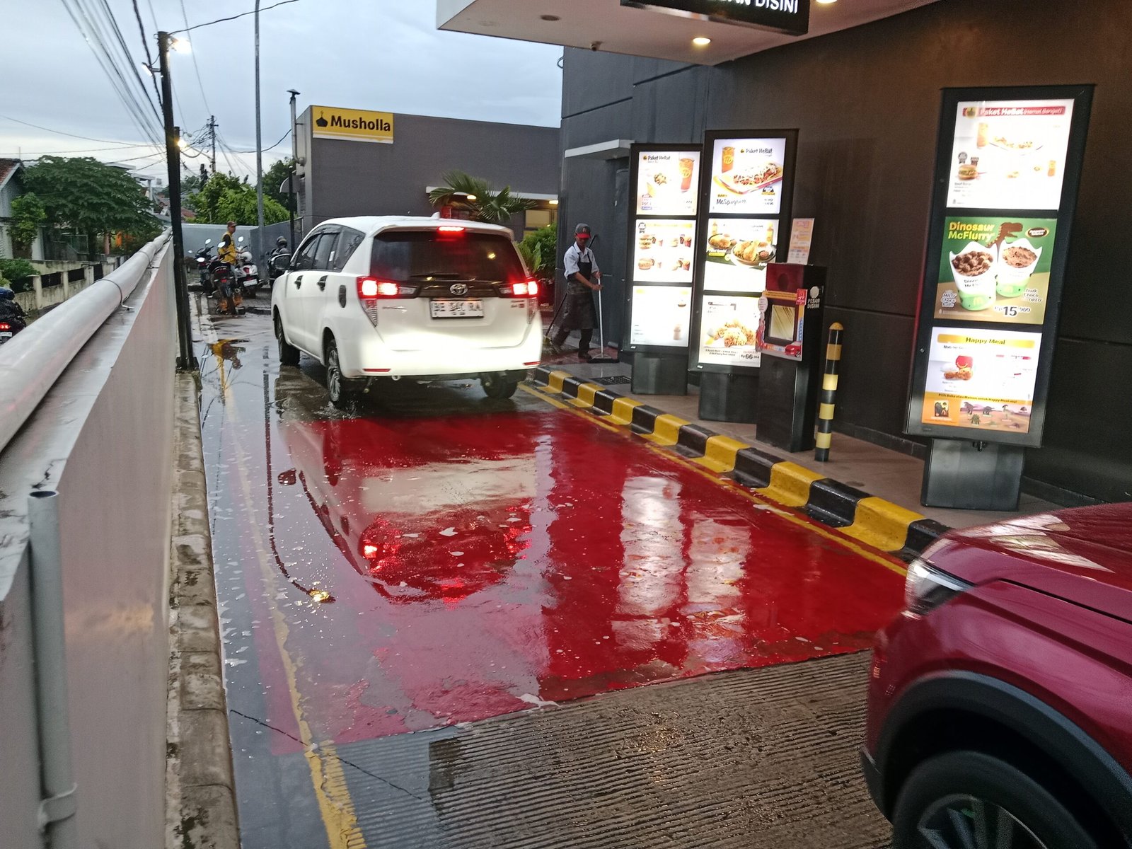 Driver Ojek Online Terpeleset di Area Drive-Thru McDonald’s ZA Pagar Alam pada Pukul 17.40 WIB, Juru Parkir: “Sudah Lebih dari 20 Driver Jatuh”