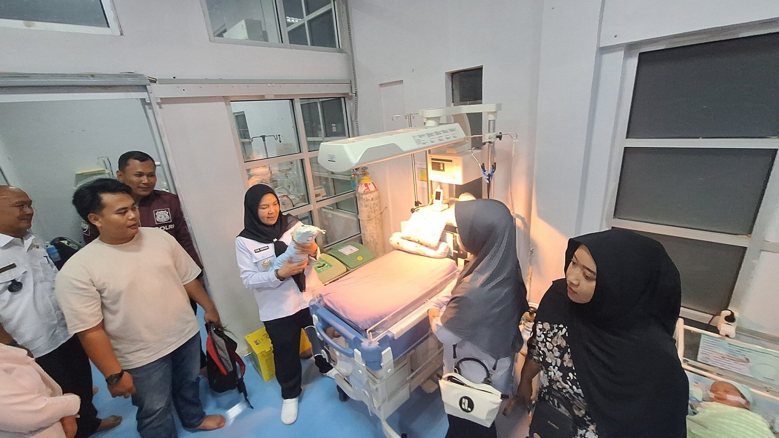 Battikpost.site- Lurah Bumi Kedamaian dan Walikota Bandar Lampung saat menjenguk bayi di klinik