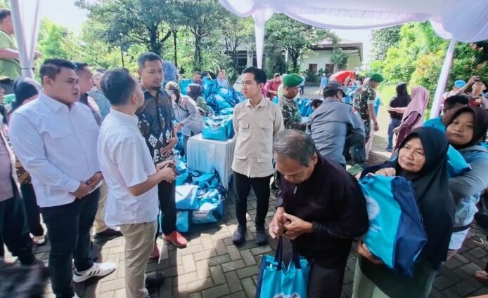 Wapres Gibran Bagikan 8.000 Paket Sembako untuk Warga Solo