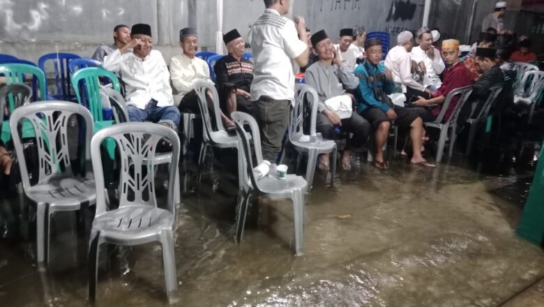 Baru Satu Jam Hujan, Banjir Rendam Tahlilan 40 Hari Ayahanda Herman: “Kami Tetap Lanjut Meski Kaki Terendam”