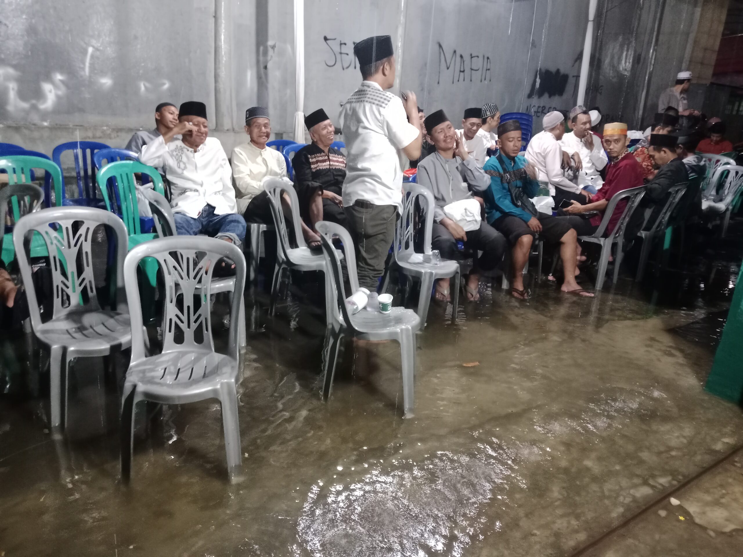 Baru Satu Jam Hujan, Banjir Rendam Tahlilan 40 Hari Ayahanda Herman: “Kami Tetap Lanjut Meski Kaki Terendam”