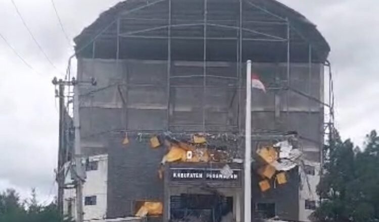 Bagian Gedung DPRD Pesawaran Ambruk, Diduga Akibat Cuaca Ekstrem