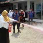 Damkarmat Lampung Selatan Latih Pegawai Puskesmas Tanjung Bintang Gunakan APAR