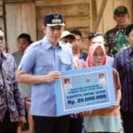 Bupati Lampung Selatan Salurkan Bantuan Bedah Rumah Warga