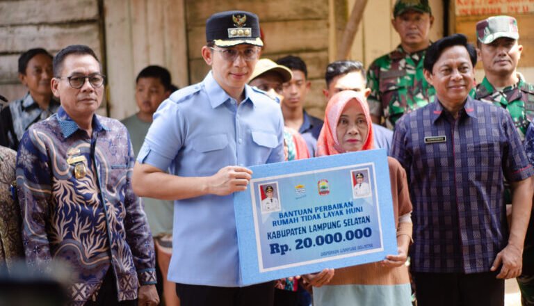 Bupati Lampung Selatan Salurkan Bantuan Bedah Rumah Warga