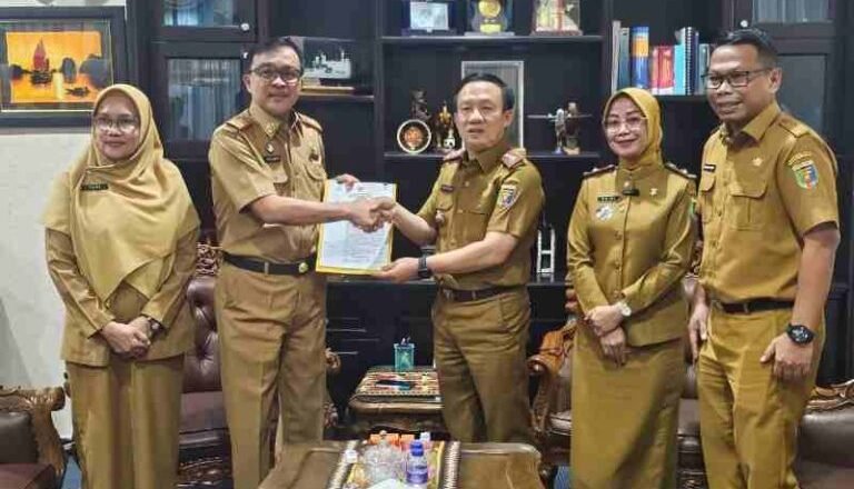 Dr. Agus Nompitu Diaktifkan Kembali Jadi Kadisnaker Lampung