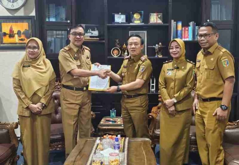 Dr. Agus Nompitu Diaktifkan Kembali Jadi Kadisnaker Lampung