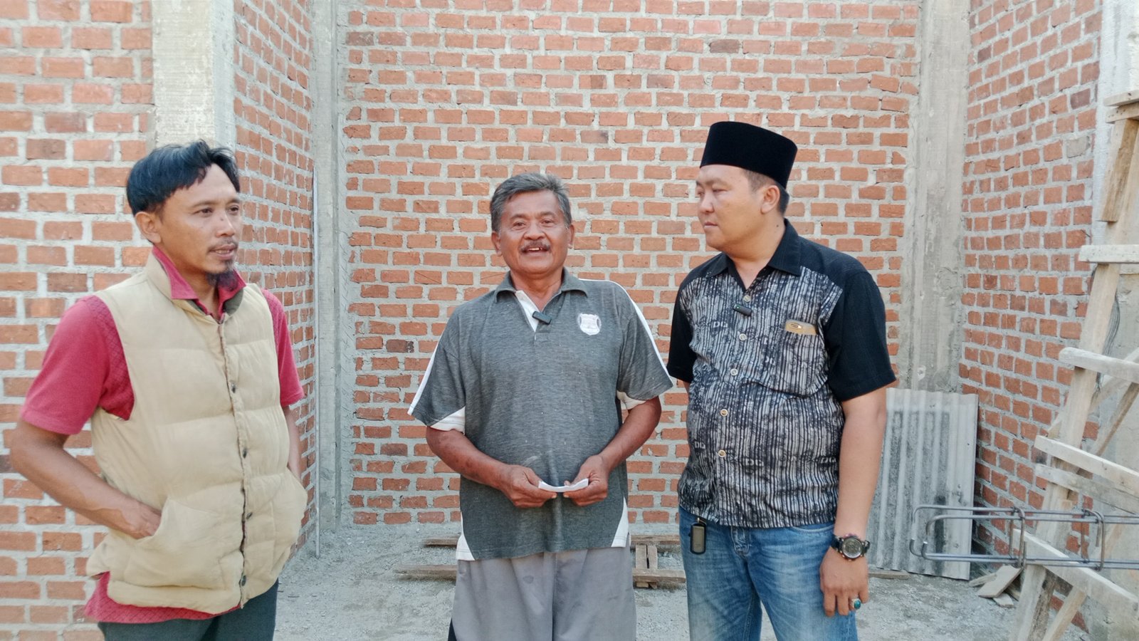 Suripto Apresiasi Bantuan Semen untuk Masjid Al-Ikhlas