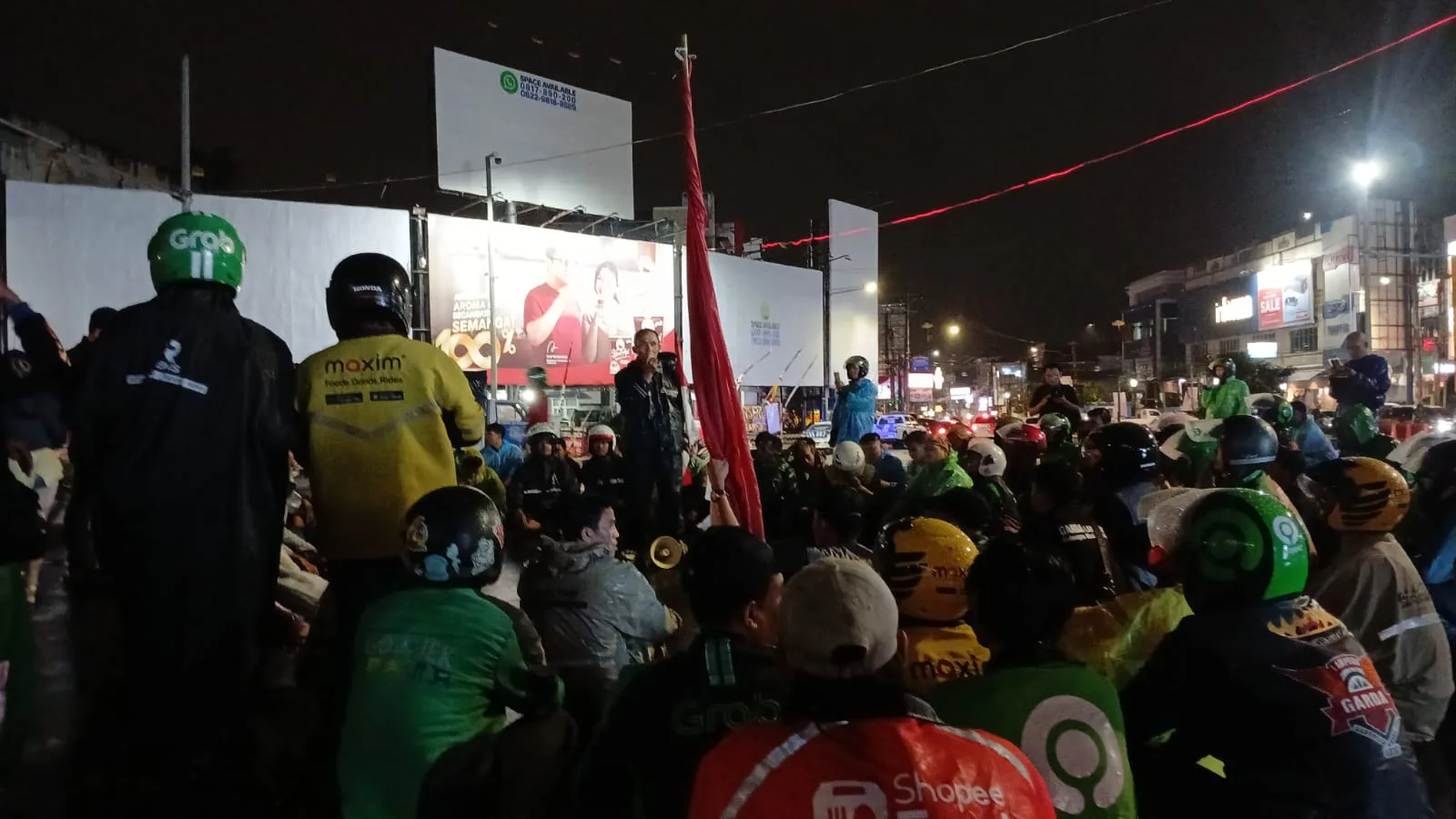 Ojol Lampung Gelar Aksi Solidaritas di Tugu Adipura