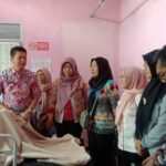 Kunjungan Lurah dan Perangkat Kelurahan ke Rumah Warga ODGJ di RT 02 LK 2