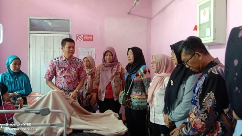 Kunjungan Lurah dan Perangkat Kelurahan ke Rumah Warga ODGJ di RT 02 LK 2