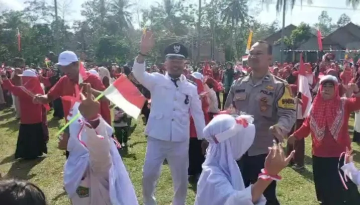 Suasana Hangat Upacara 17 Agustus di Desa Sukanegara, Siswa MIN 2 Tampil Memukau, Kades Ikut Menari Bersama Warga