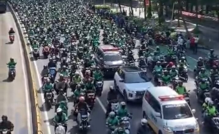 Ojol Iringi Pemakaman Affan Korban Rantis Polisi di Jakarta