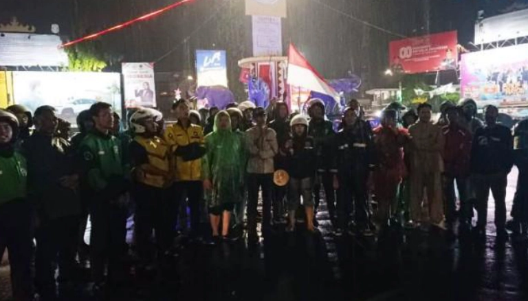 Driver Ojol Lampung Gelar Doa dan Salawat untuk Affan di Tengah Hujan