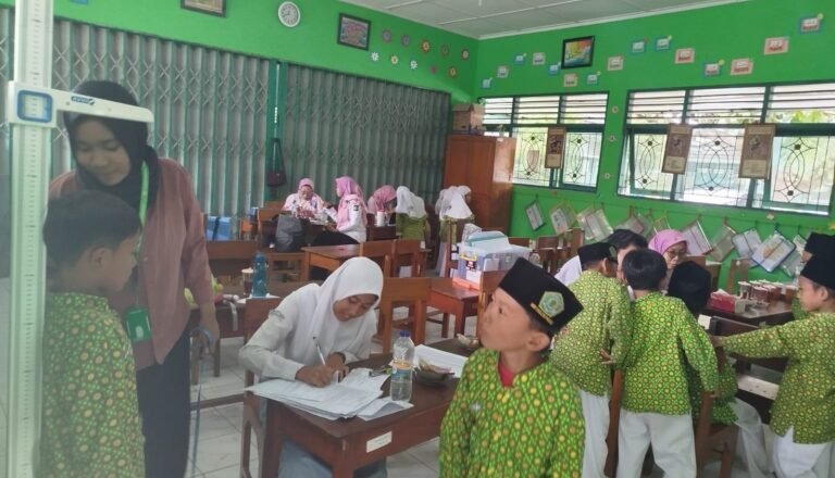 Siswa MIN 1 Kulon Progo Jalani Skrining Kesehatan dan Imunisasi dalam Program BIAS