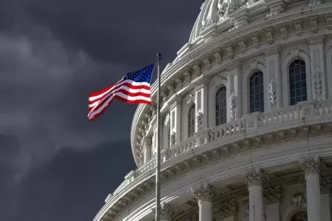 Trump Ancam Tarif 100% untuk Negara Pembeli Minyak Rusia