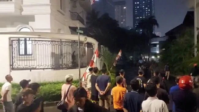 Rumah Eko Patrio & Uya Kuya Digeruduk Massa, Terungkap Harta Kekayaan Fantastis Keduanya