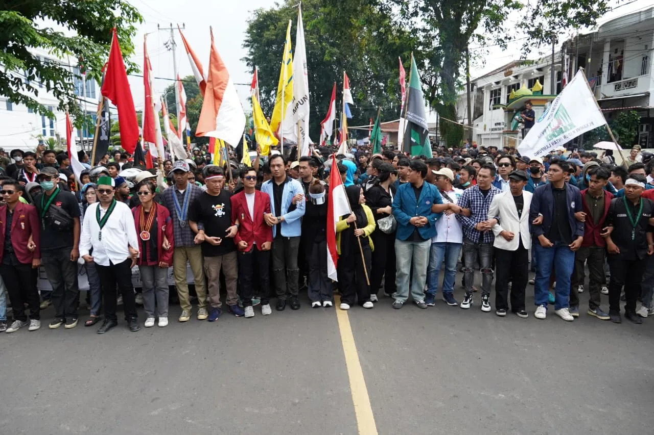 Aksi Damai di Lampung: Gubernur Temui Massa, Aspirasi Dibacakan dan Dikawal ke Pusat