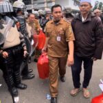 Momen Humanis di Aksi Mahasiswa Lampung, Pegawai Pemprov Bagikan Camilan