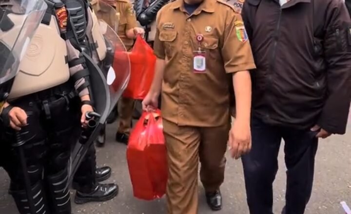 Momen Humanis di Aksi Mahasiswa Lampung, Pegawai Pemprov Bagikan Camilan