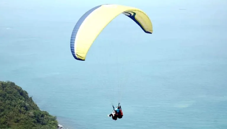 Paralayang Batu Alif Lampung Selatan Jadi Potensi Wisata Baru