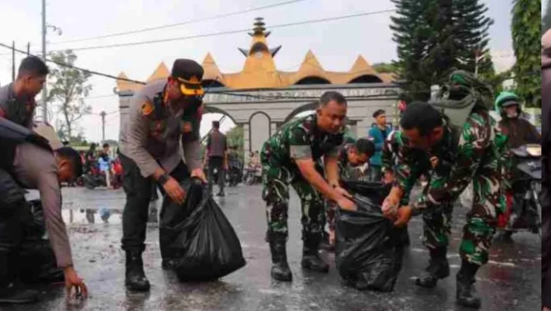 TNI-Polri dan Mahasiswa Bandar Lampung Kompak Bersihkan Sampah