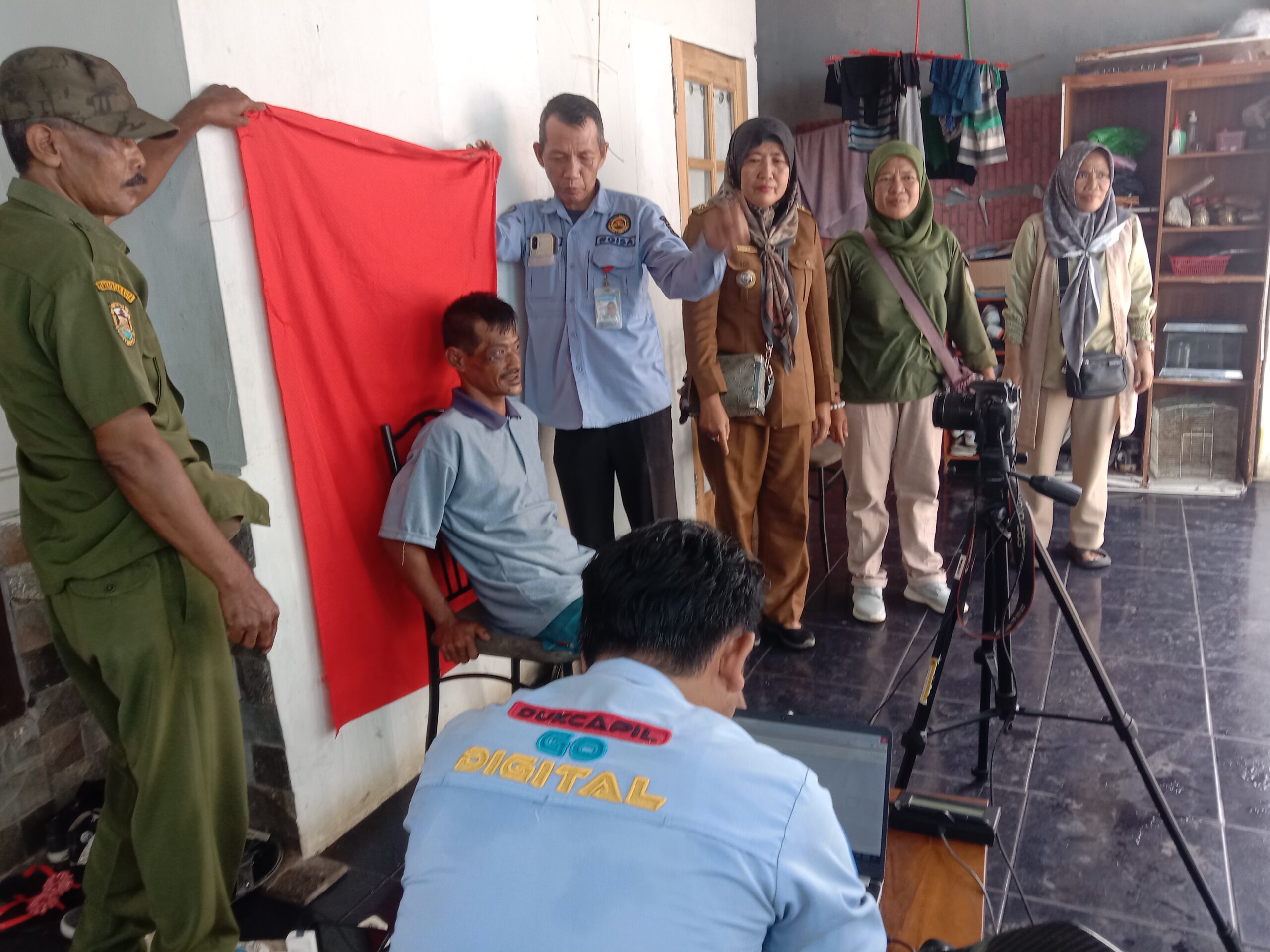 Dinas Dukcapil Jemput Bola Perekaman e-KTP di Kemiling, Disambut Antusias Warga