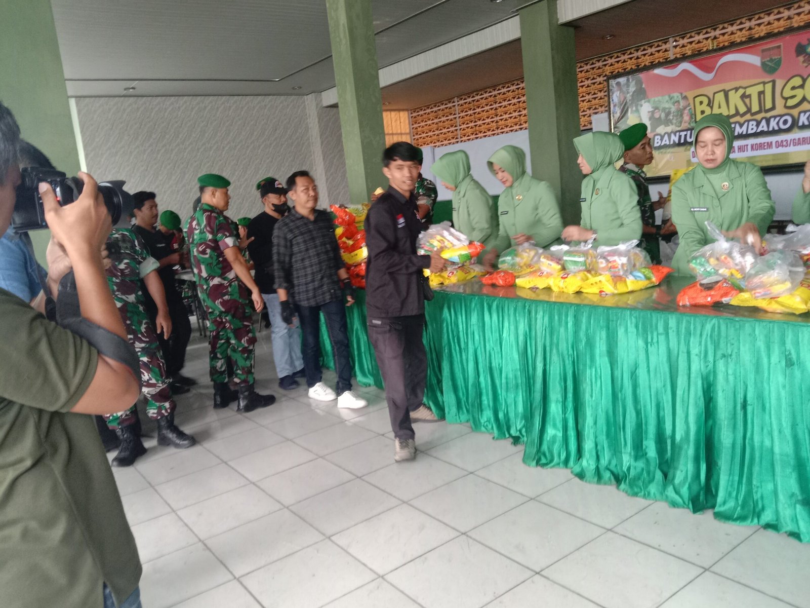 Bakti Sosial Kodim 0410 dan Ojol Bagikan Ribuan Paket Sembako