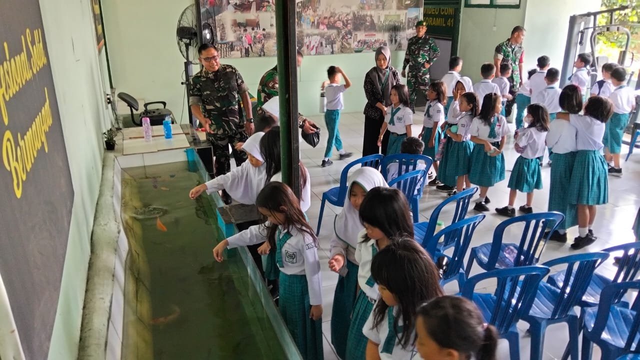 Siswa SD Tunas Mekar Ikuti Kegiatan Bela Negara di Koramil TKT