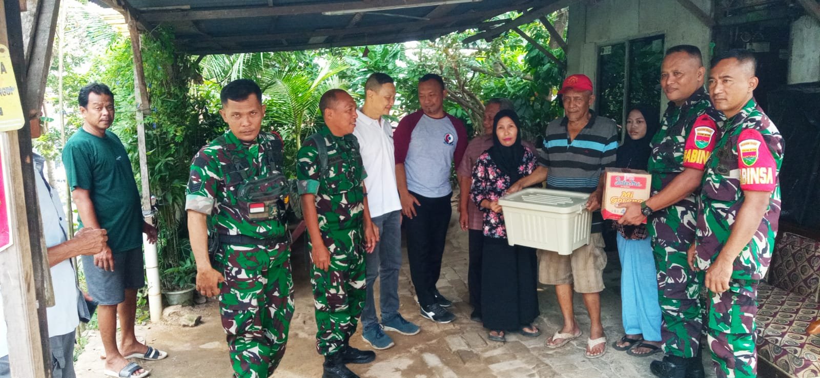 Babinsa Gedong Air Salurkan Bantuan untuk Warga Terdampak Angin Puting Beliung