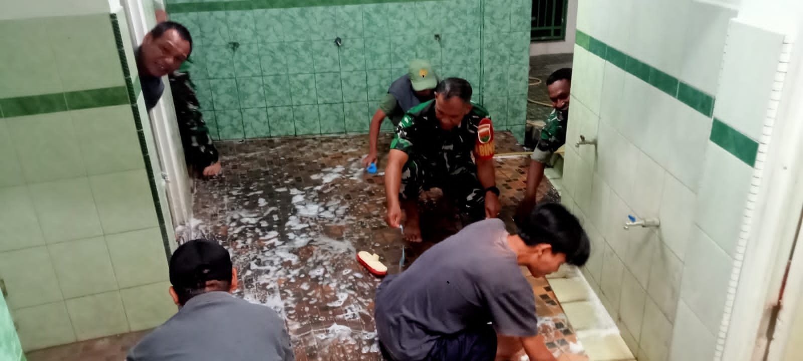 Koramil Tanjungkarang Pusat Gelar Karya Bakti Bersihkan Masjid