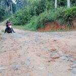 Warga Keluhkan Jalan Rusak di Karang Jaya